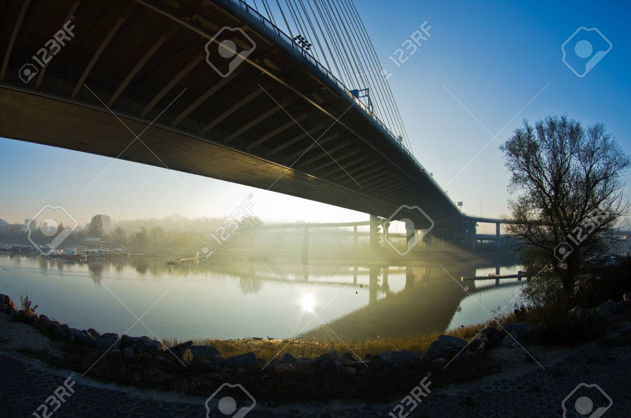 ベオグラード セルビアのケーブル橋の下の川の土手に霧日の出 の写真素材 画像素材 Image