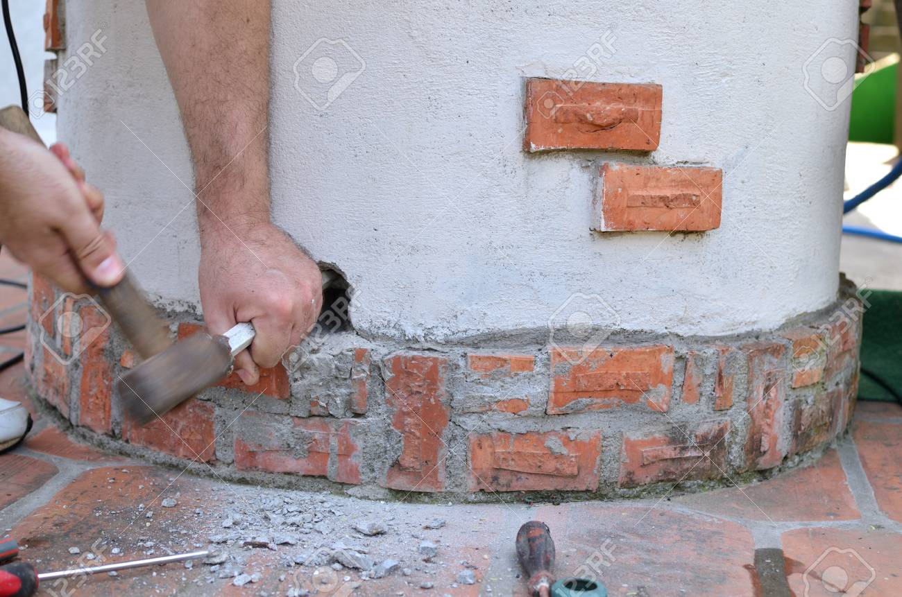 ハンマーとノミを持つ手によって具体的な穴を作る の写真素材 画像素材 Image 61686629