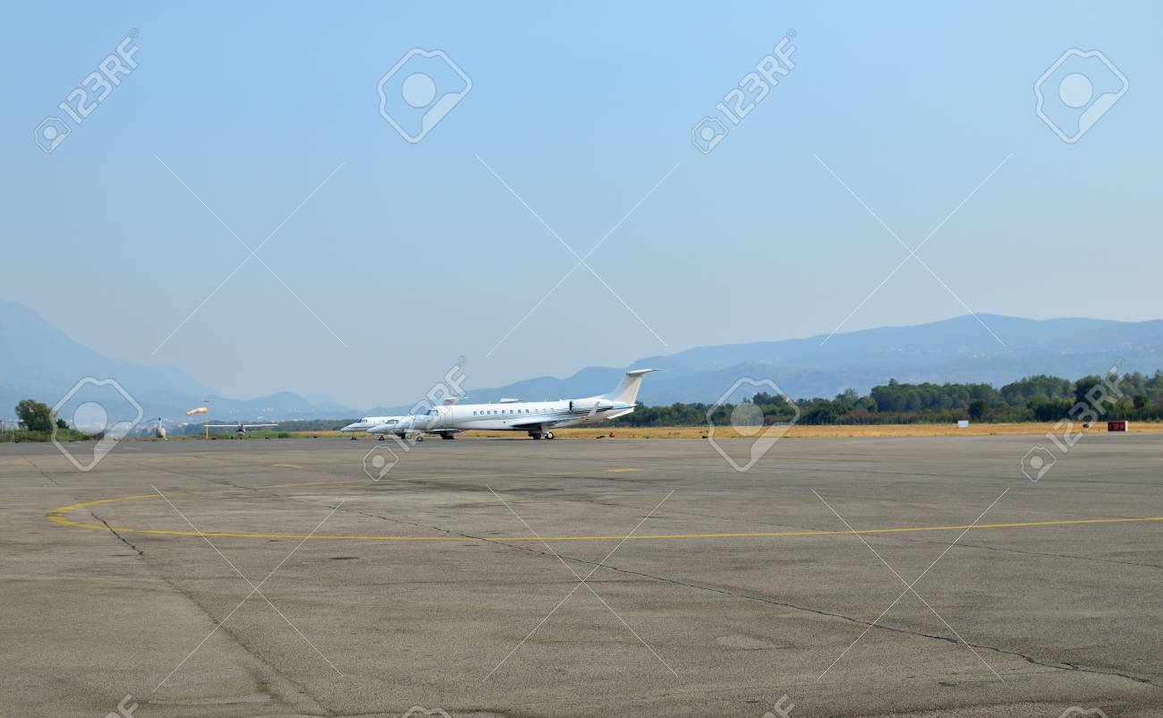 Avião Em Uma Pista Vazia Com Uma Paisagem Em Um Fundo Foto Royalty Free,  Gravuras, Imagens e Banco de fotografias. Image 101684637, image size:1300x802