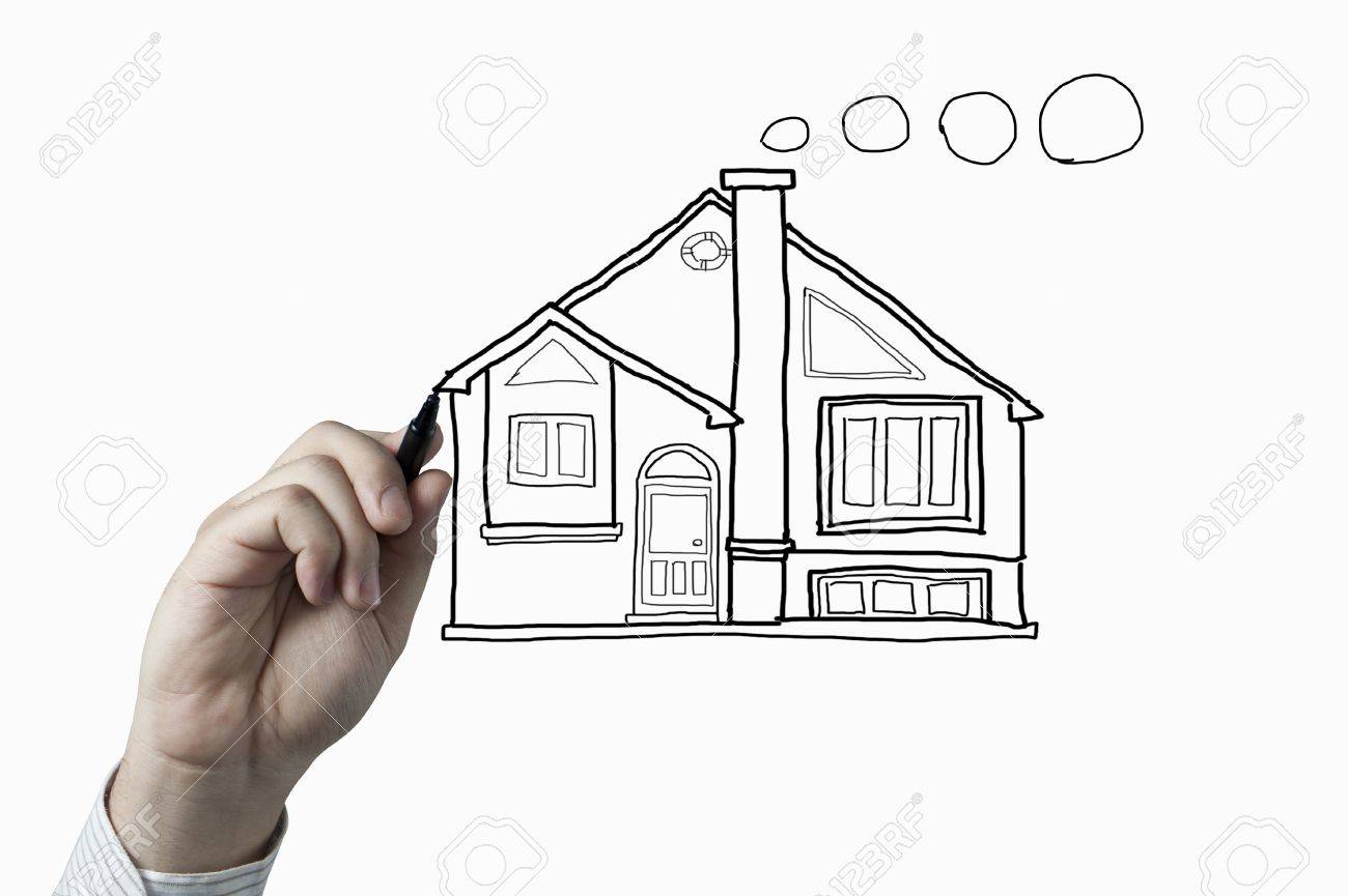 Männliche hand zeichnen ein haus am whiteboard lizenzfreie bilder 13272618