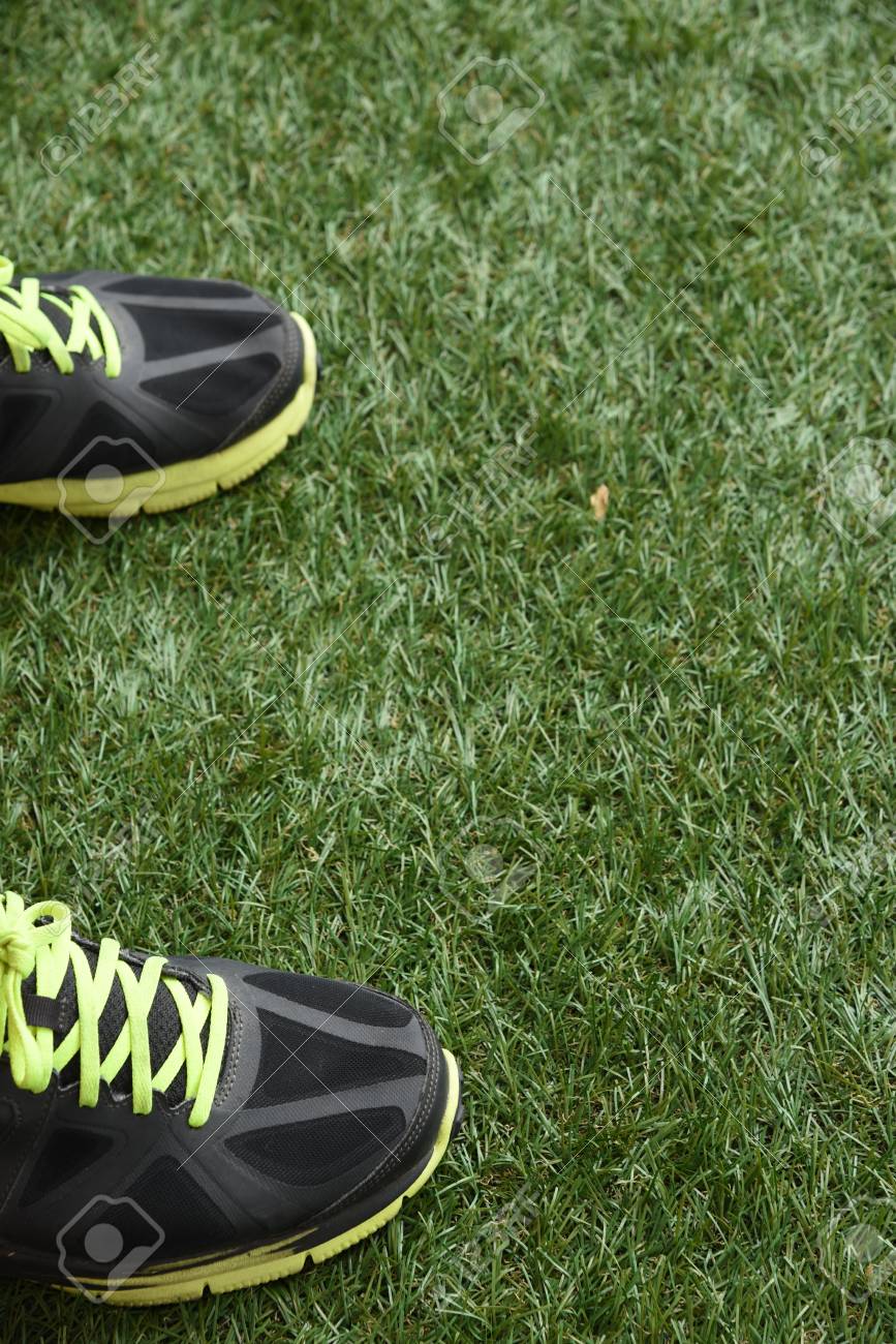 緑の芝生の上のランニング シューズ の写真素材 画像素材 Image
