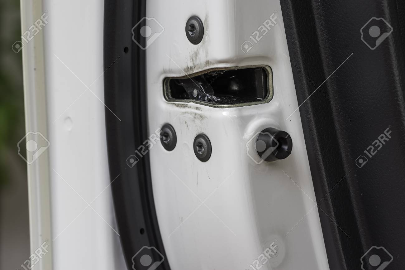 クローズ アップ画像を車のドアをラッチ 製品や車の修理やサービス車に関するウェブサイトや車について Locksimth サービスのモンタージュを表示または使用することができます の写真素材 画像素材 Image