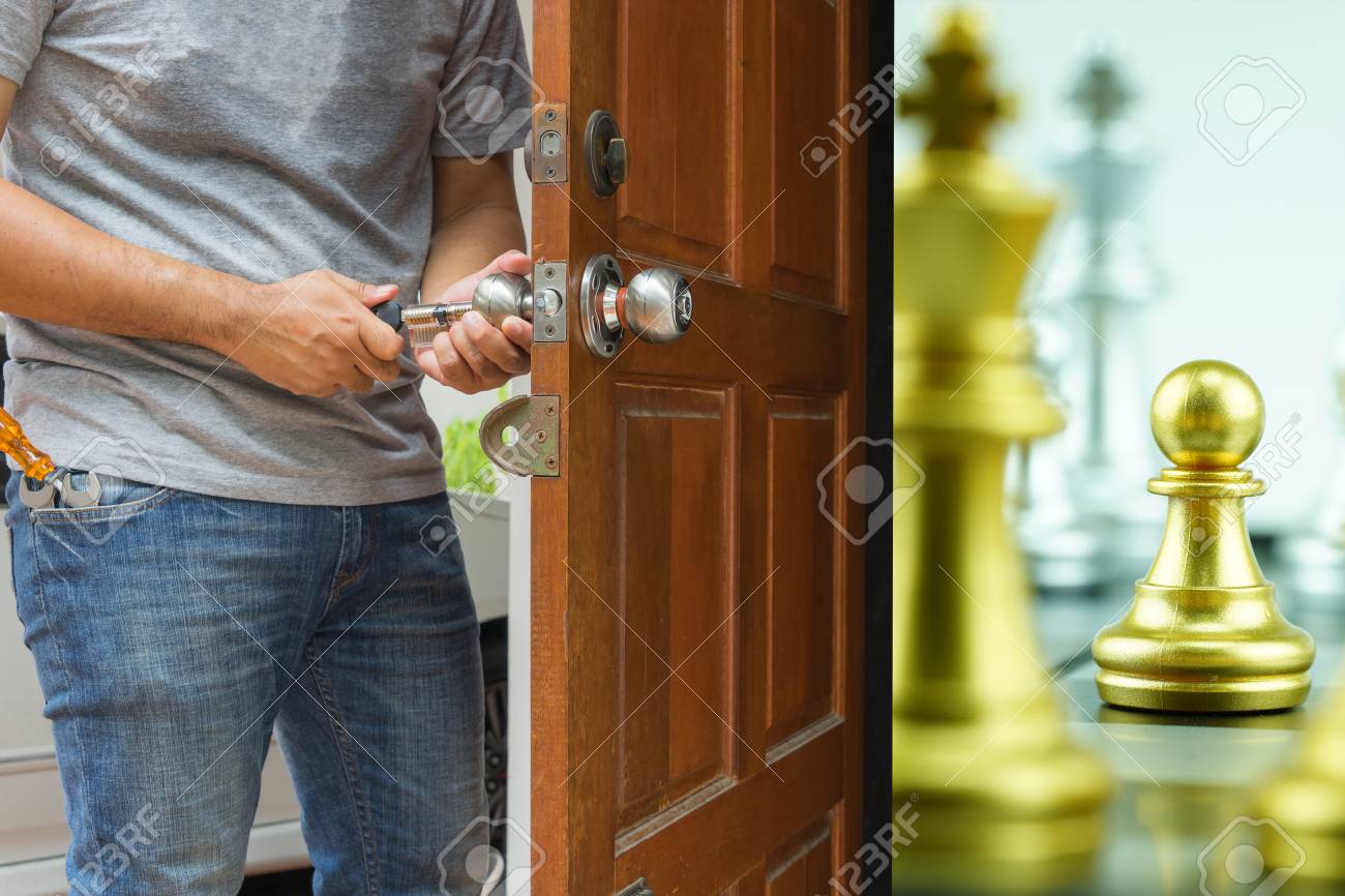 錠前屋はチェスのゲームにポーンに木のドアを開く 製品で表示またはモンタージュに使用することができます の写真素材 画像素材 Image