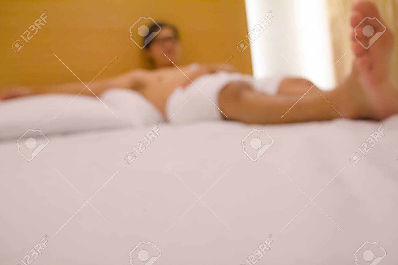 sex後 焦点をぼかし男がベッドでセックスの後リラックスの写真素材・画像素材 Image 83072516