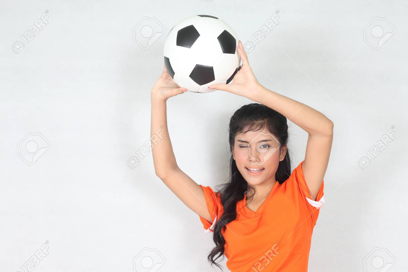 半分肖像画美人サッカー トップを着ていると彼女の頭の上のボールを保持します の写真素材 画像素材 Image 半分肖像画美人サッカー トップを着ていると彼女の頭の上のボールを保持します の写真素材 画像素材 Image