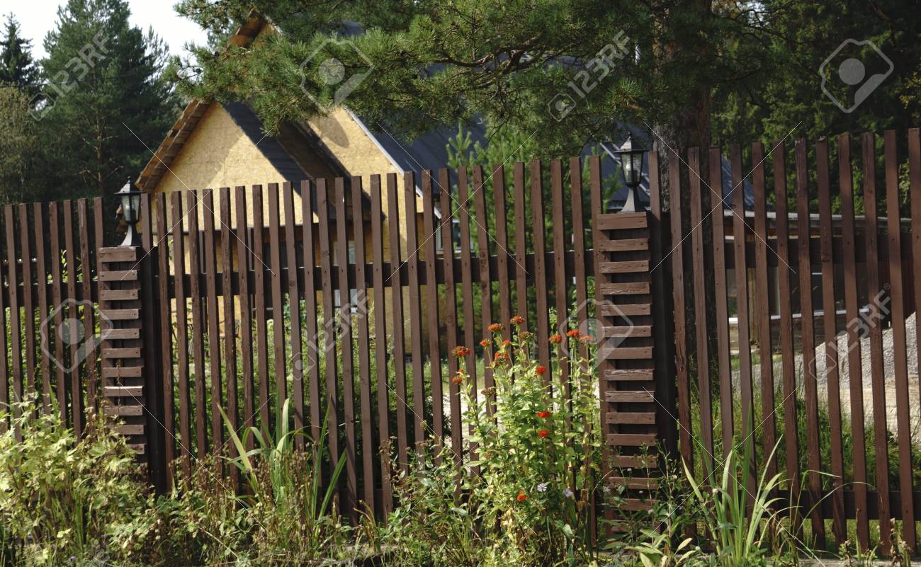 Holzerner Gartenzaun Mit Den Stein Gepflasterten Saulen Die Privateigentum Schutzen Zaun Hergestellt Von Den Horizontalen Holzernen Planken Und Vom Hinterhofrasen Lizenzfreie Fotos Bilder Und Stock Fotografie Image 89593974