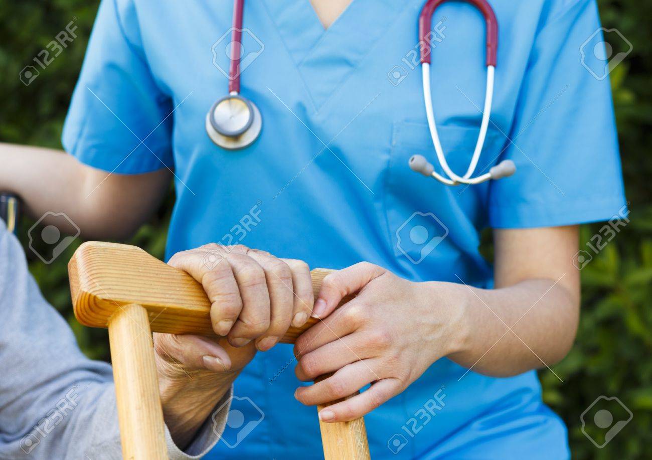 Atención De Enfermería Profesional Para Personas Con Discapacidad De Edad Avanzada. Fotos, Retratos, Imágenes Y Fotografía De Archivo Libres De Derecho. Image 29604638.