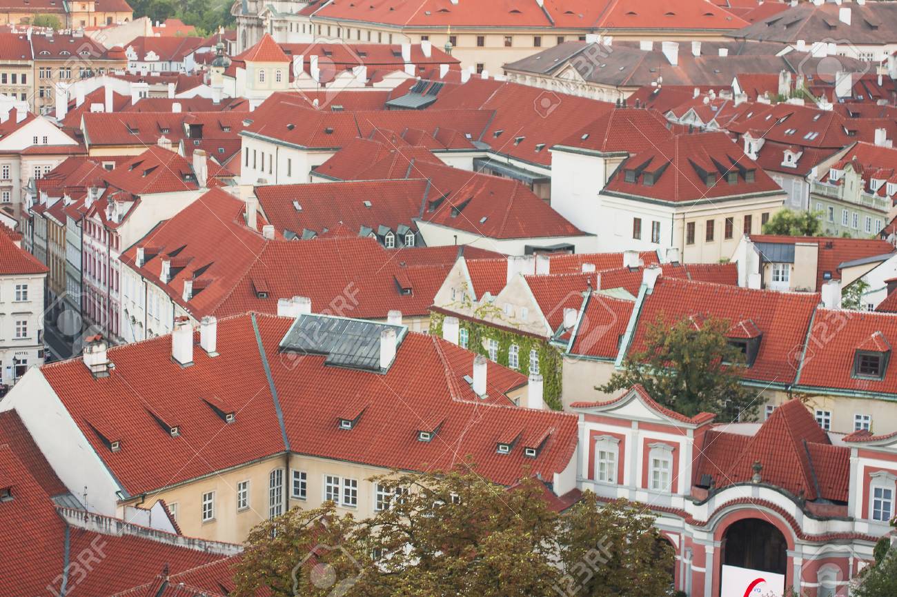 プラハの赤い屋根。ヨーロッパの町の風景の写真素材・画像素材 Image