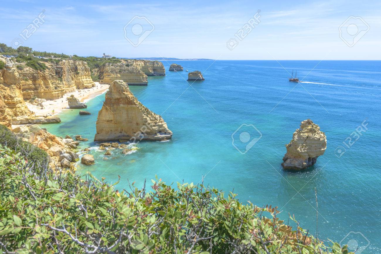 水の青とポルトガルの奇岩 世界有名なマリーニャ ビーチの一般的なビュー の写真素材 画像素材 Image