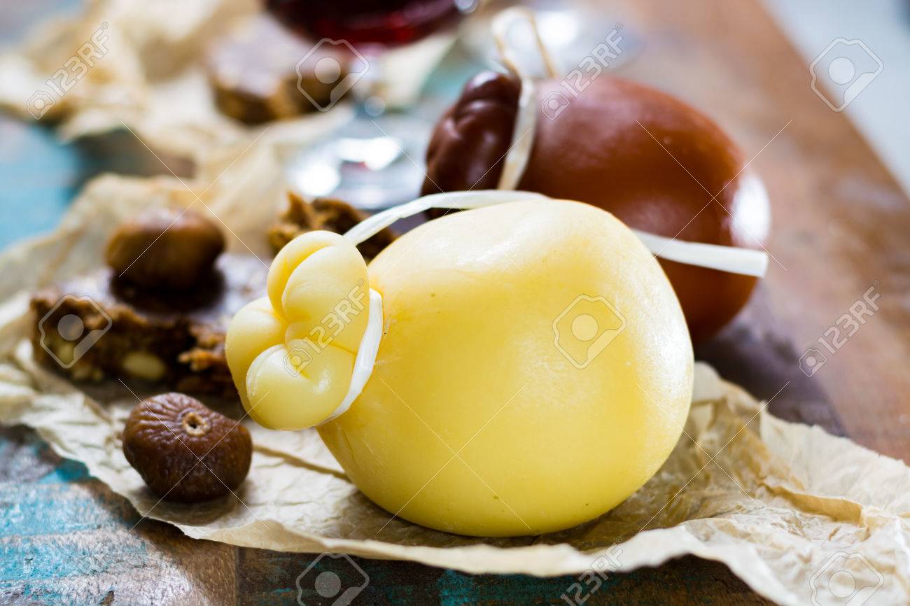 Vin De Liqueur Sucre Sicilien Marsala En Verre Fromage Dur Caciocavallo Ou Provolone Figues Seches Avec Du Pain Aux Figues Nature Morte Sur Une Table En Bois Banque D Images Et Photos Libres