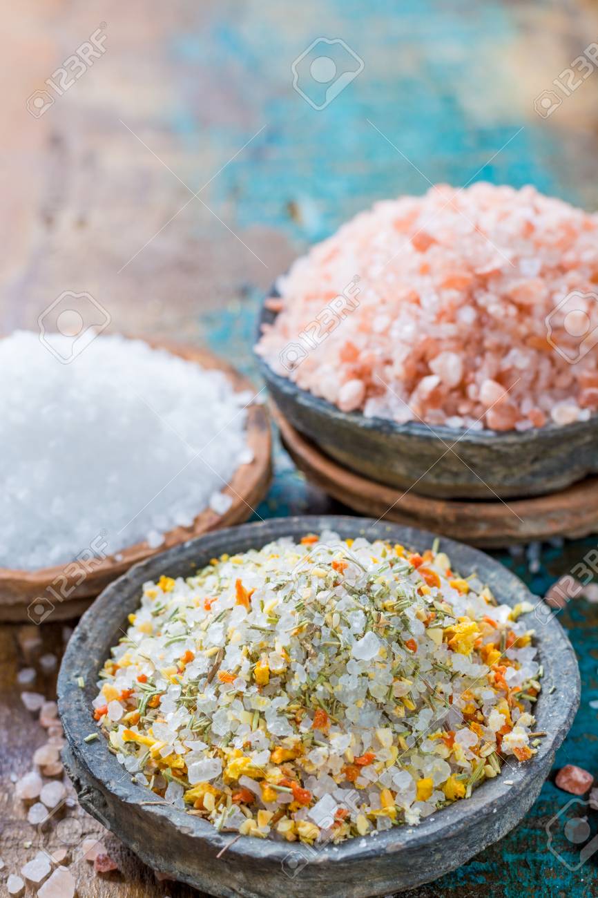 石の天然塩の種類は 木の表面にボウルします 白い海の塩 ピンクのヒマラヤの塩 ローズマリーで味付けされた塩します の写真素材 画像素材 Image