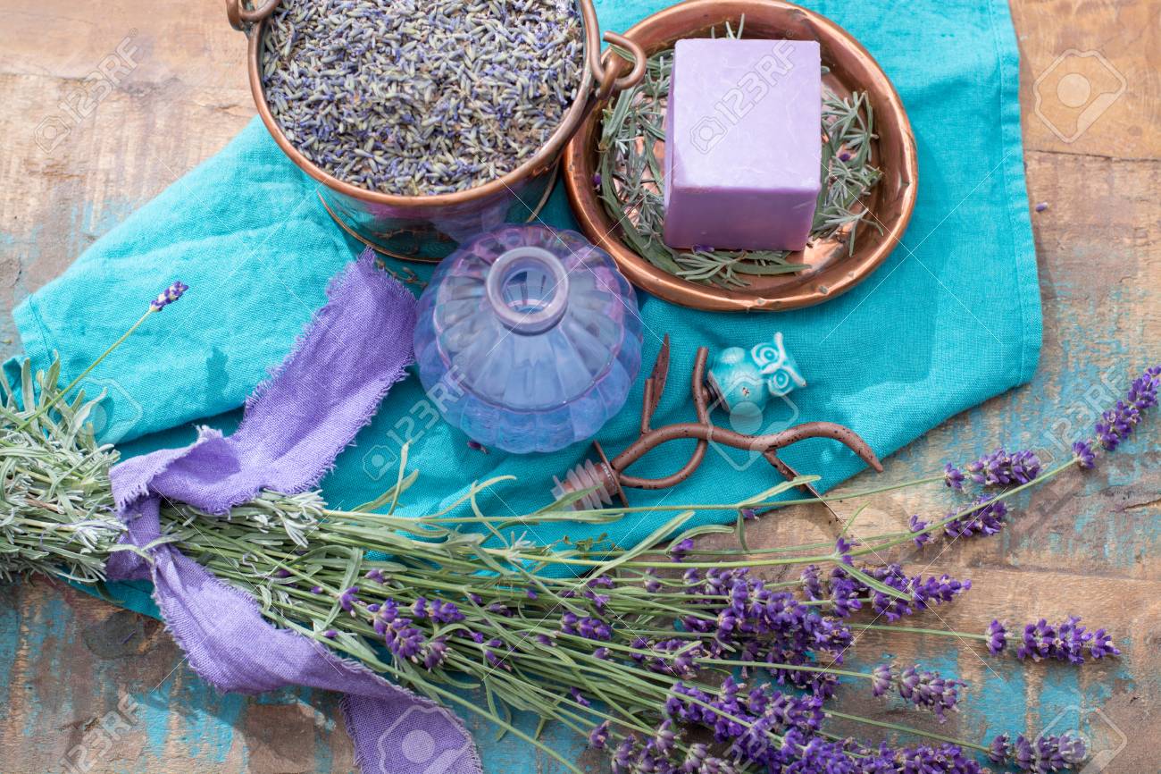ラベンダー石鹸と女性用ボディケア アロマ スパ Treathment 生鮮または乾燥ラベンダーの花から作られた天然の香りのオイル の写真素材 画像素材 Image ラベンダー石鹸と女性用ボディケア アロマ スパ Treathment 生鮮または乾燥ラベンダーの花から作られた天然の香りのオイル の写真素材 画像素材 Image