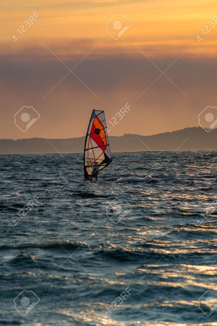 海や海と極端なフリー スタイル スポーツ ウィンド サーフィン フランス ジアンに沈む夕日 の写真素材 画像素材 Image 海や海と極端なフリー スタイル スポーツ ウィンド サーフィン フランス ジアンに沈む夕日 の写真素材 画像素材 Image