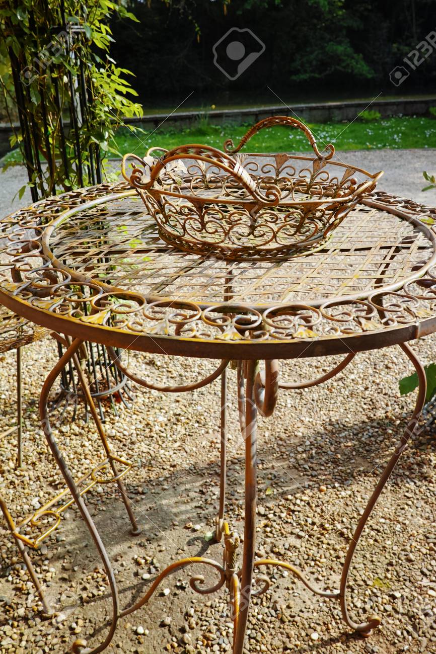 Elegant Antique Patterned Iron Garden Furniture Set High Table