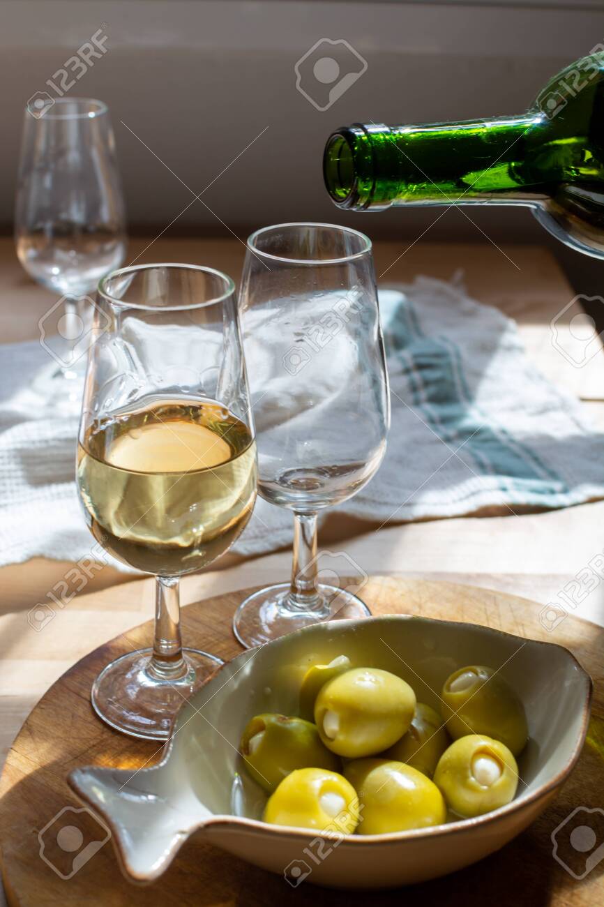 Sherry wine tasting, dry fino, manzanilla or palomino jerez fortified wine in glasses, Jerez de la Frontera, Andalusia, Spain close up - 133062383 Sherry wine tasting, dry fino, manzanilla or palomino jerez fortified wine in glasses, Jerez de la Frontera, Andalusia, Spain close up - 133062383
