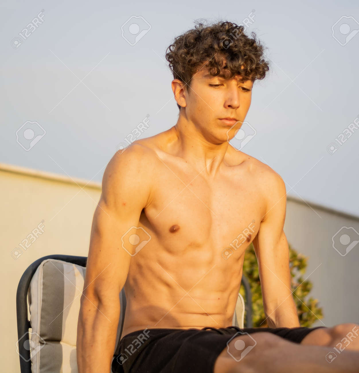 Menino Jovem, Fazendo, Fitness, Sem, Camisa, Em, Pôr Do Sol Foto Royalty  Free, Gravuras, Imagens e Banco de fotografias. Image 128789487