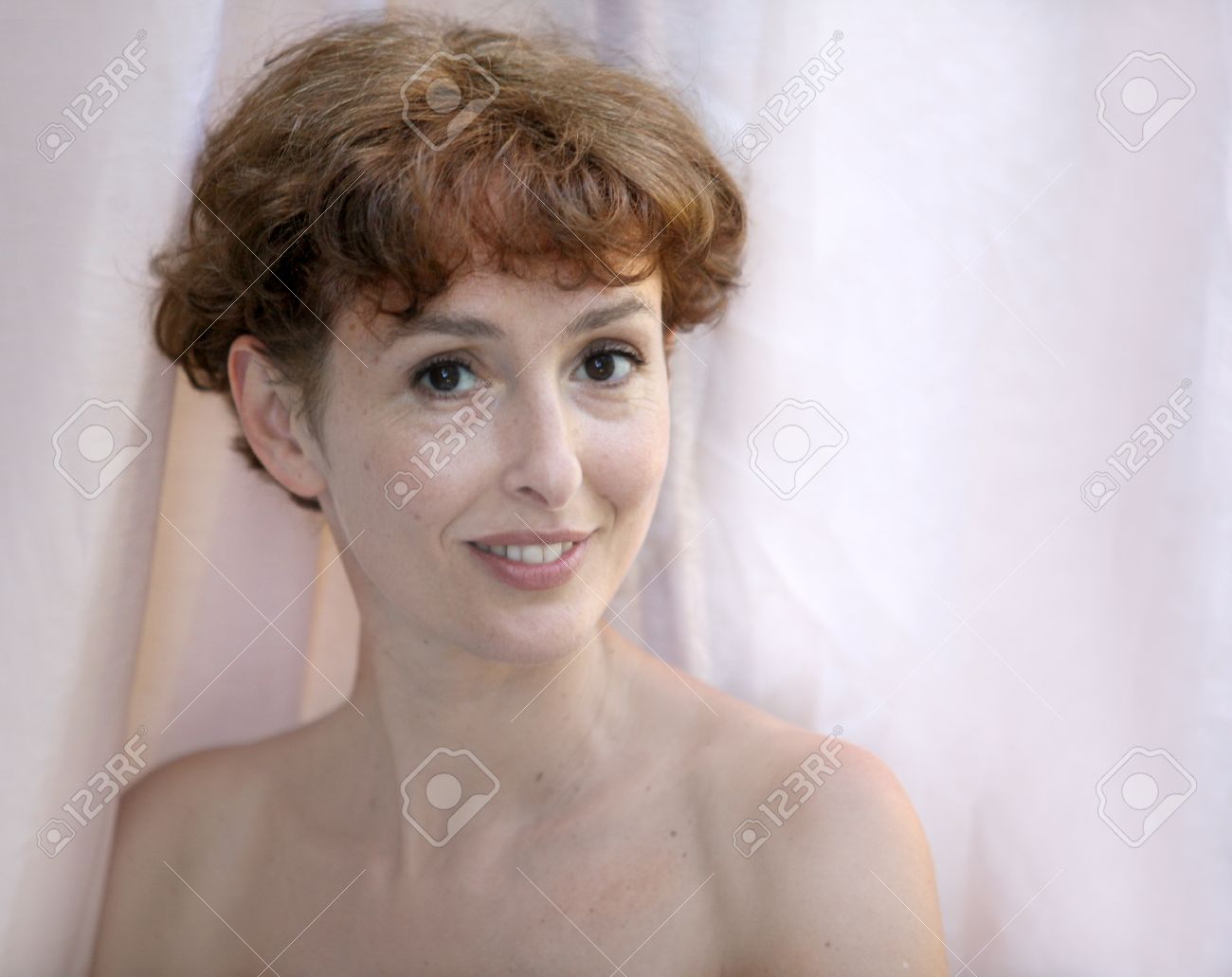 Happy Matures Femme Aux Seins Nus Par La Fenêtre Banque DImages et Photos  Libres De Droits. Image 1646633