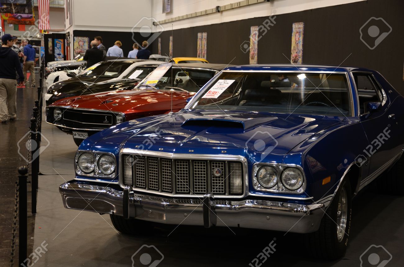 エッセン ドイツ 12 月 8 日 フォードのグラン トリノのスポーツとエッセン モーター ショーでドイツ 13 年 12 月 8 日の間に他の古典的な車 の写真素材 画像素材 Image