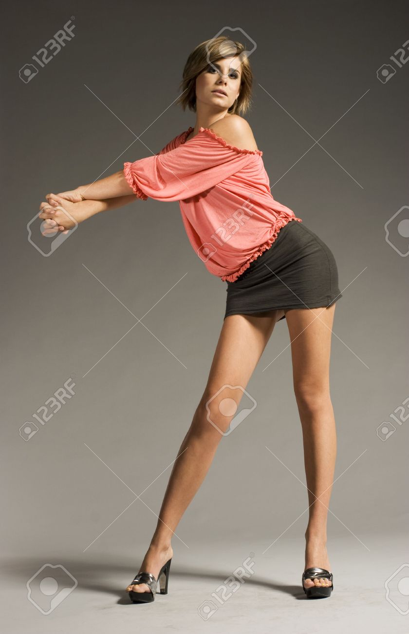 Blonde Erwachsene Sexy Frau In Sexy Höhe Schuhen Blonde Erwachsene Sexy Frau In Sexy Höhe Schuhen
