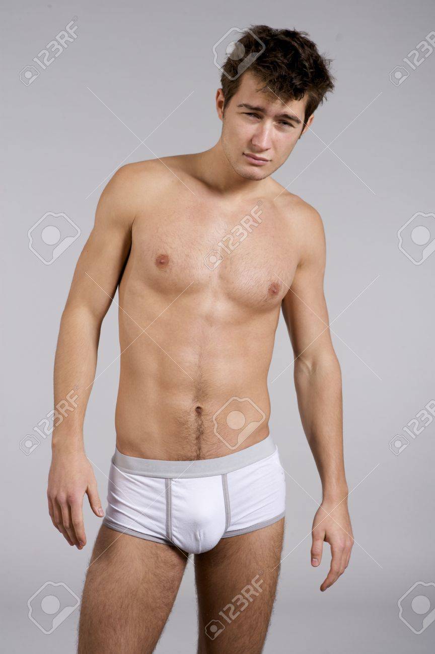 hombres en ropa interior blanca