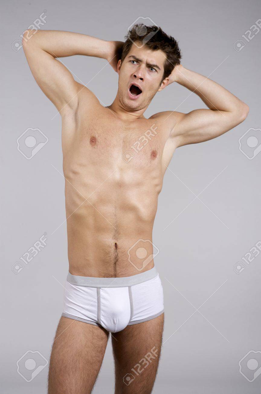 hombres en ropa interior blanca