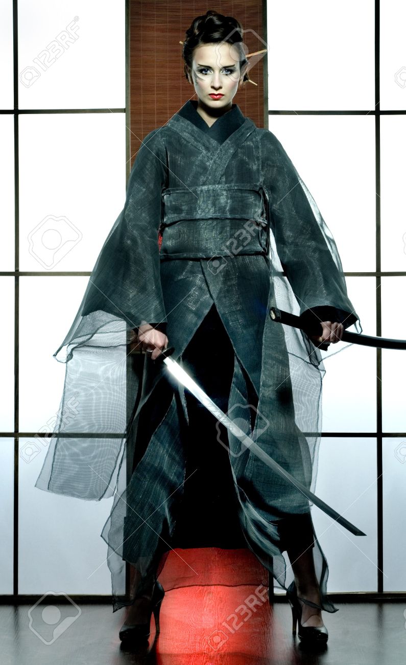 Traditionnelle L'épée Belle En Chambre Avec Samouraï Kimono Japonais Femme Gris De wNnm80