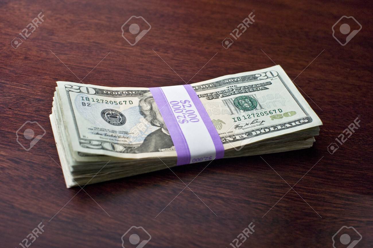 2000ドル相当の20ドル札の積み重ね。の写真素材・画像素材 Image 94521585