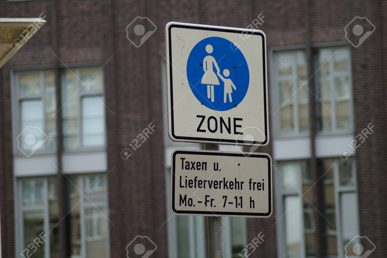 4546 ドイツ買い付け アンティーク 道路標識 看板 オブジェ インダストリアル ブルックリン ジャンク 店舗什器 直径70cm 厚さ2mm baa ドイツの歩行者専用道路標識の写真素材・画像素材 Image 41233813