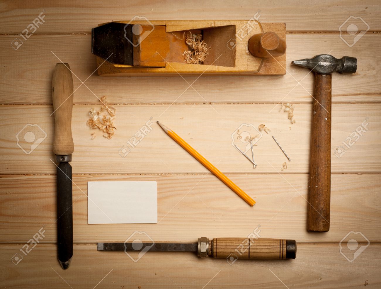 Attrezzi per falegnameria sul tavolo di legno sfondo con il ...