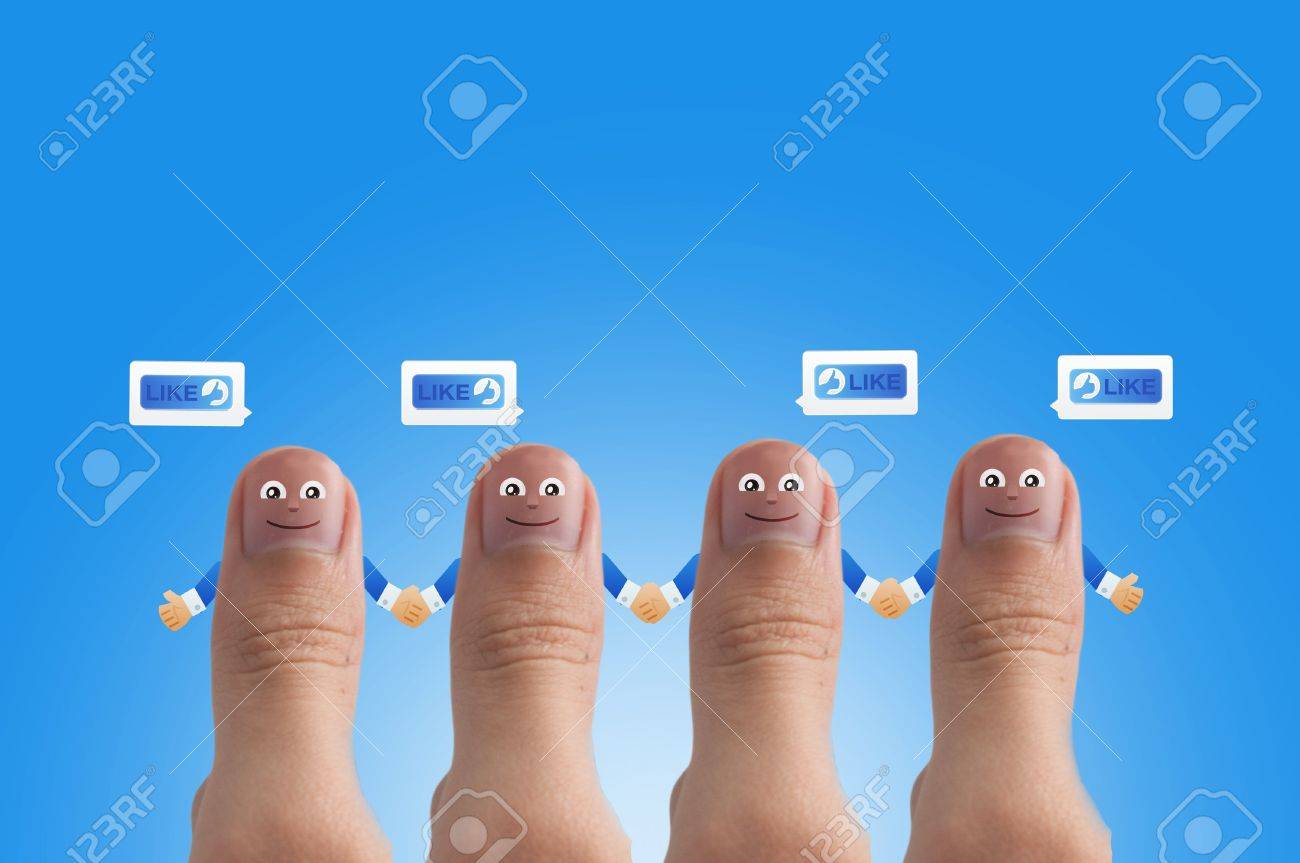 人間の親指のアップ背景に笑みを浮かべて漫画顔の写真素材・画像素材