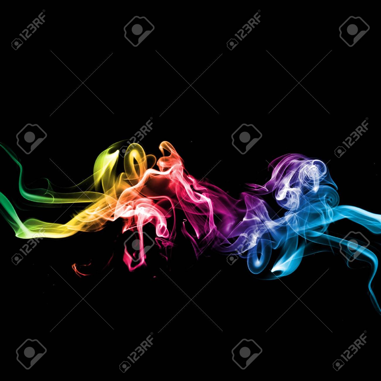 虹黒の背景上の煙 の写真素材 画像素材 Image