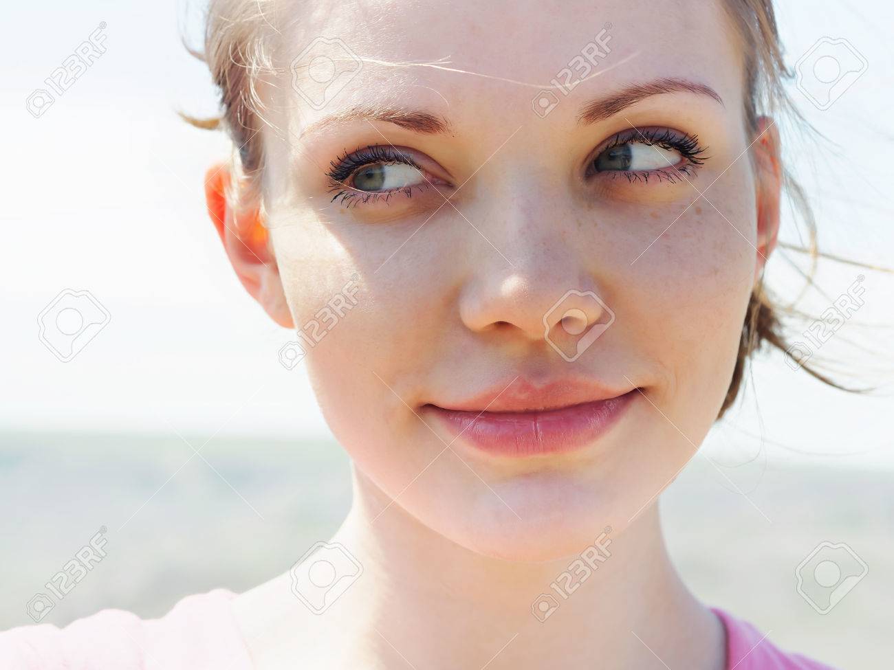 夏の自然の中で若い白人美人の顔 の写真素材 画像素材 Image 夏の自然の中で若い白人美人の顔 の写真素材 画像素材 Image