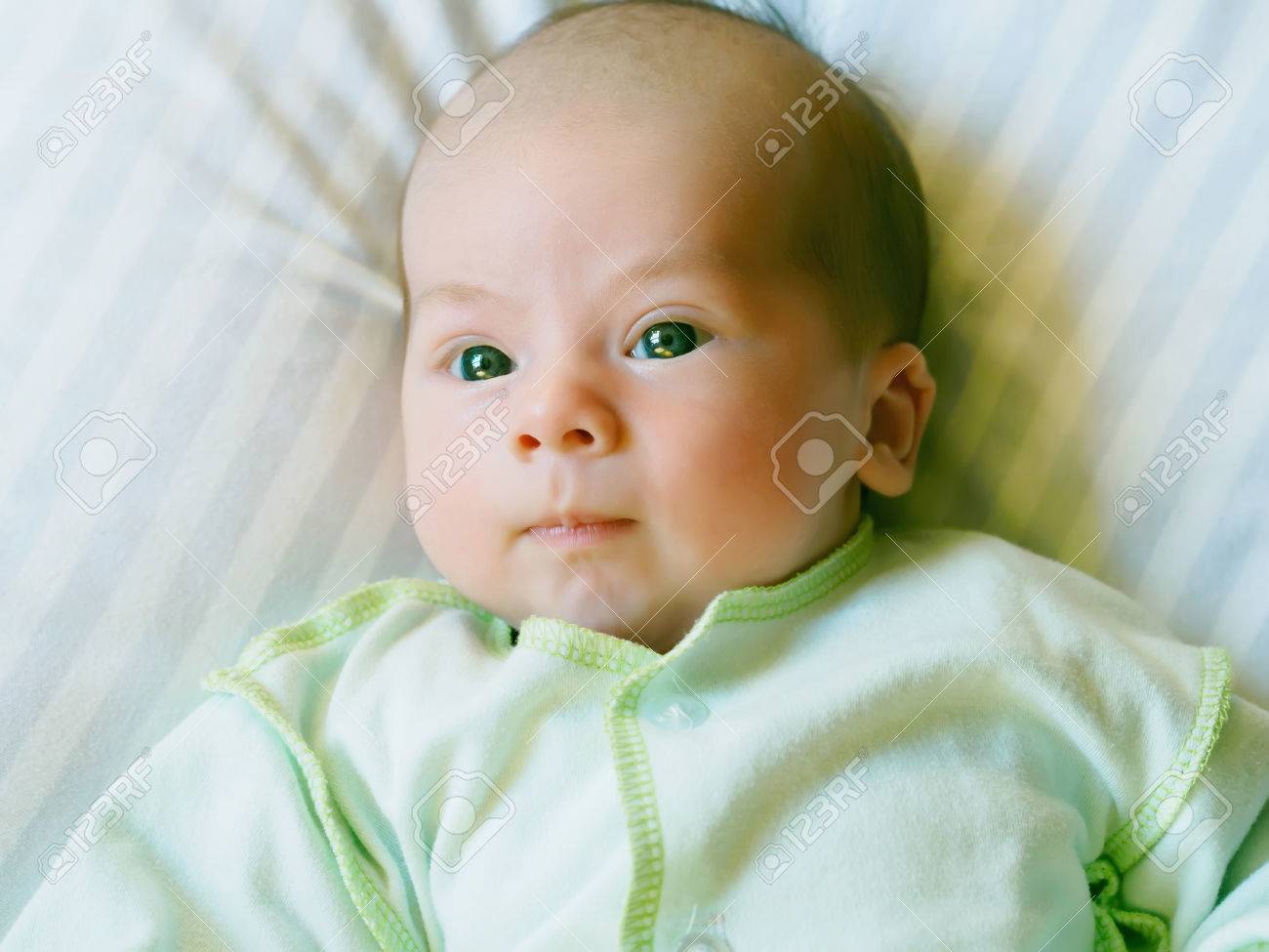 青い目をした白人の新生児幼児の赤ちゃんの肖像画 の写真素材 画像素材 Image