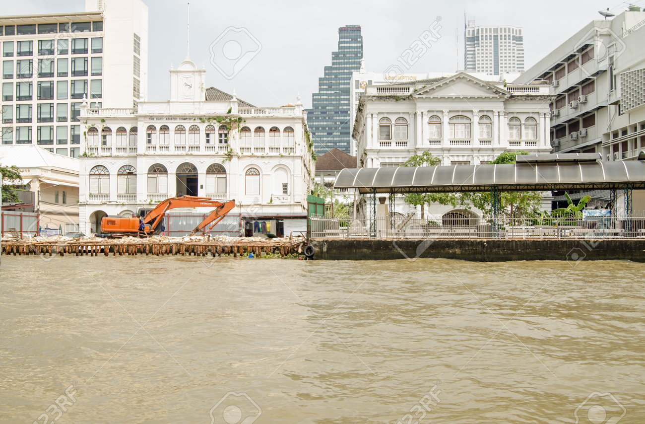 Bangkok Thailand October 27 2013 Construction Workers Operating Heavy Machinery At The Historic East Asiatic Company