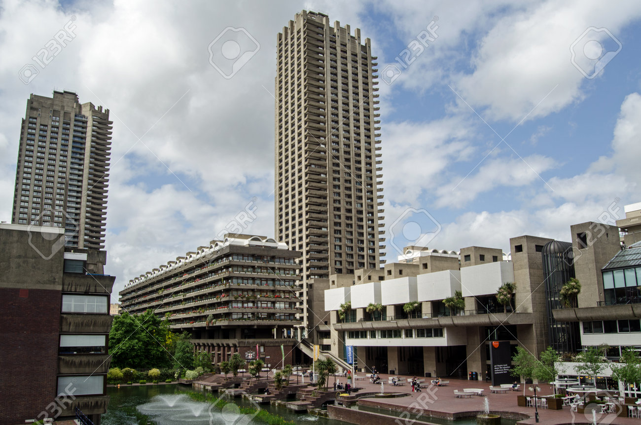 ロンドン イギリス 14 年 5 月 10 日アート センターや湖のあるシティ オブ ロンドンの中心部にバービカンの開発の高の通路からの眺め の写真素材 画像素材 Image ロンドン イギリス 14 年 5 月 10 日アート センターや湖のあるシティ オブ ロンドンの中心部にバービカンの開発の高の通路からの眺め の写真素材 画像素材 Image