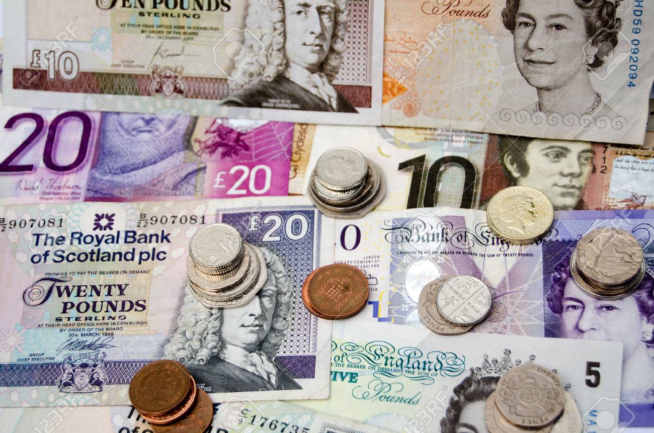 BASINGSTOKE, 영국 2014 년 9 월 14 일 : 인쇄 된 돈과 영국 파운드 통화 파운드 동전. 잉글랜드 은행과 스코틀랜드  은행이 발행 한 지폐. 로열티 무료 사진, 그림, 이미지 그리고 스톡포토그래피. Image