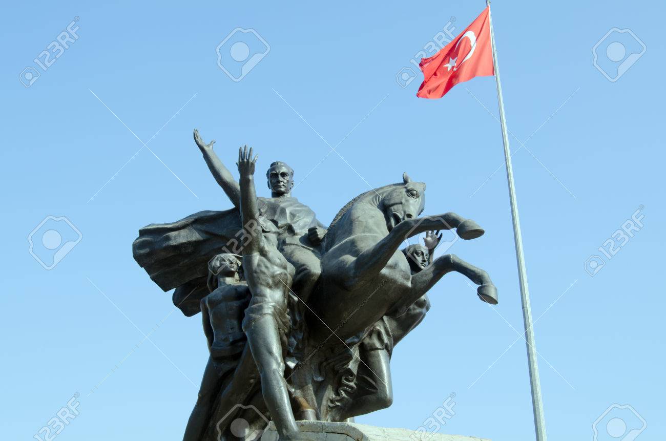 共和国広場 アンタルヤ トルコのムスタファケマルアタチュルクの特徴国家の上昇の記念碑 1964 年以来旗の公共の表示で 1919 年 5 月 19 日の国民の解放の日を記念するフセイン ゲゼル によって彫刻 の写真素材 画像素材 Image