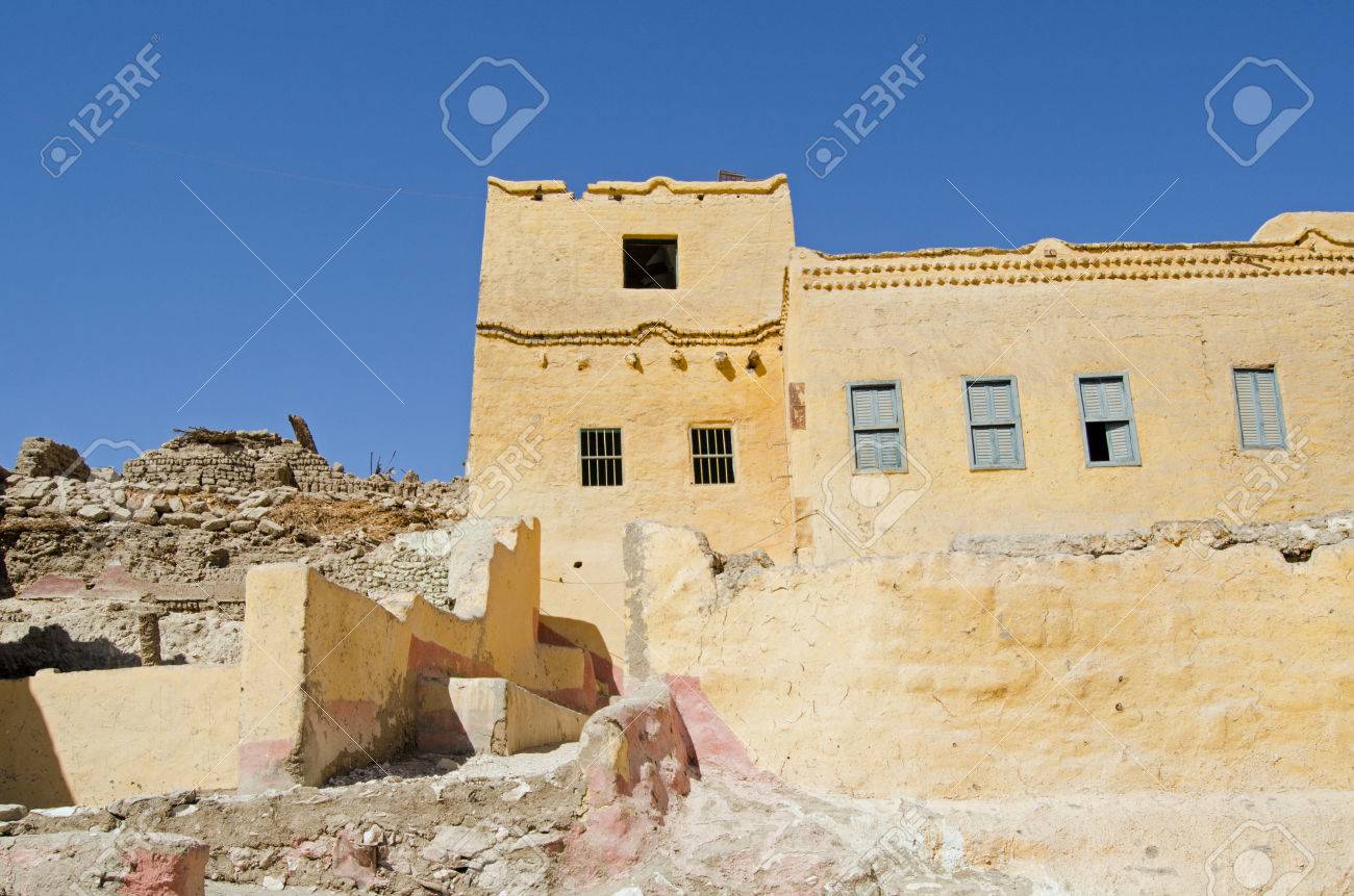 伝統的な泥れんが造りの家のいくつかのエレガントな詳細 Qurnet 村井村で黄色の塗装 家は エジプト ルクソールのナイル川西岸の古代エジプトの墓の上に建てられた多くの一つです の写真素材 画像素材 Image