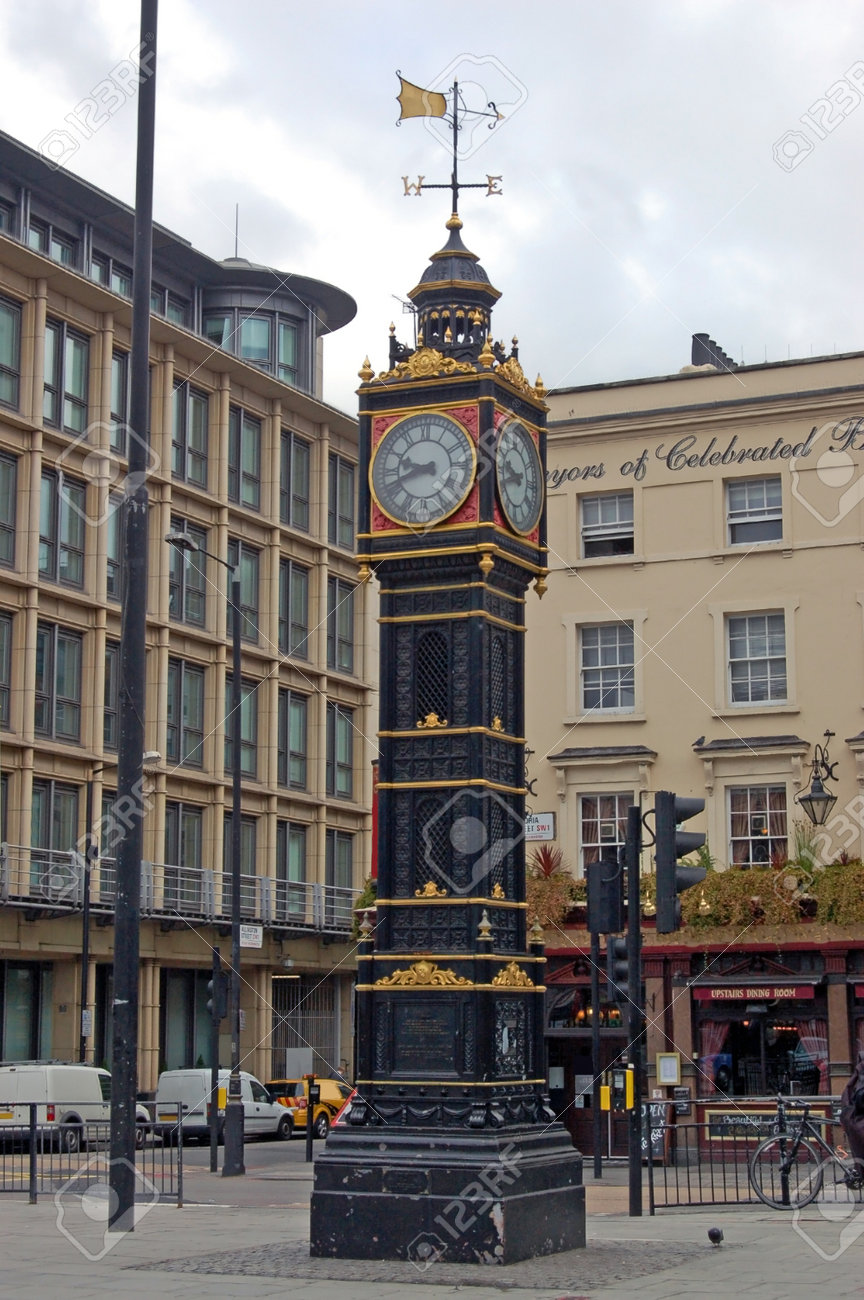 ロンドン中心部のビクトリア地区ウェストミンスターにある「リトルベン」時計塔。 1892年に鋳鉄で作られた時計は、ビクトリア駅近くの交差点に立っています。の写真素材・画像素材  Image 168158260