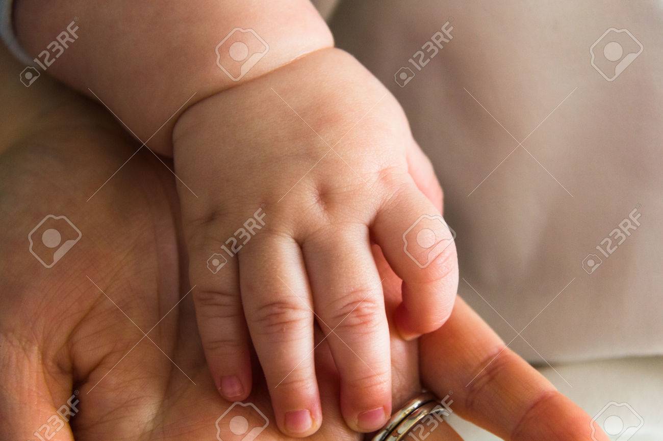 Main Bebe En Main De Maman Banque D Images Et Photos Libres De Droits Image