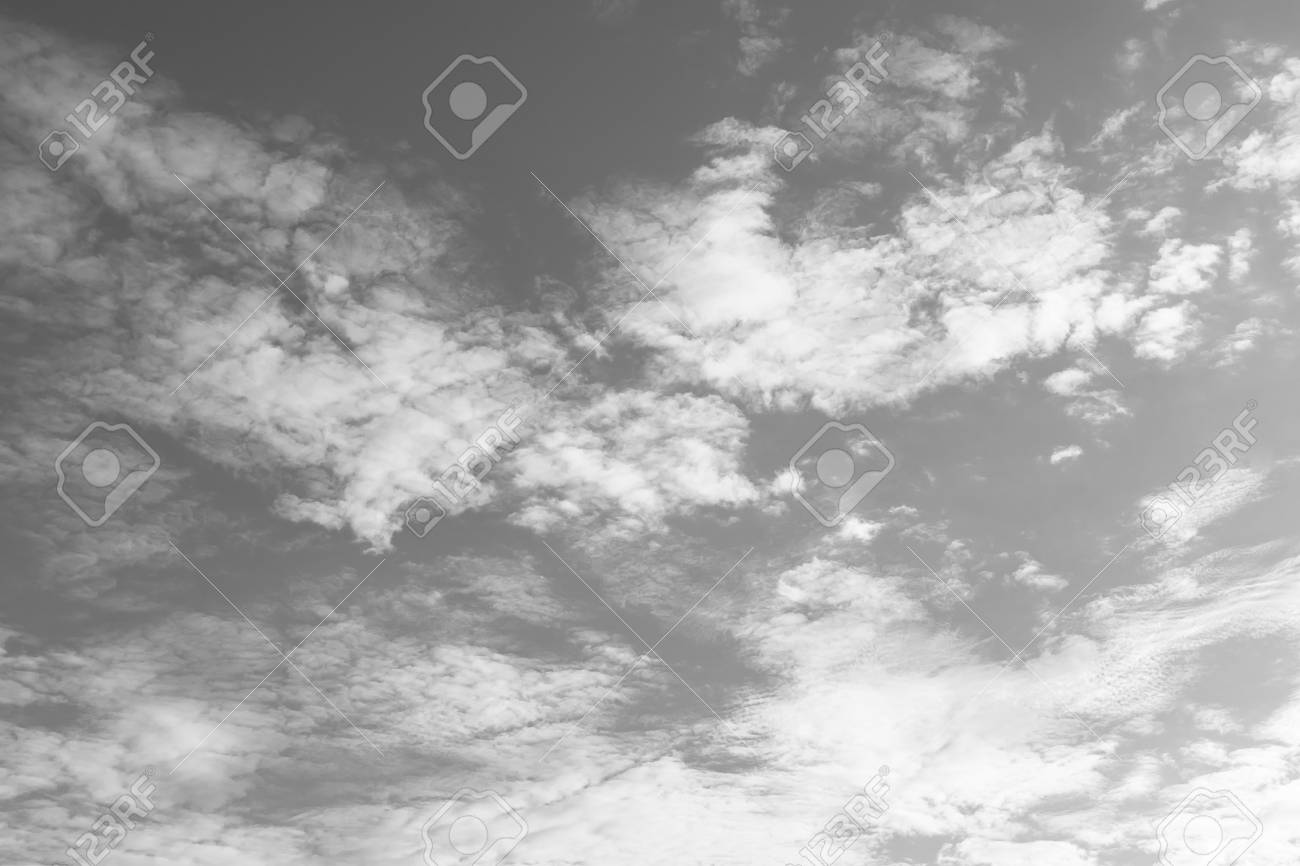 雲の背景を持つ黒と白の空 の写真素材 画像素材 Image
