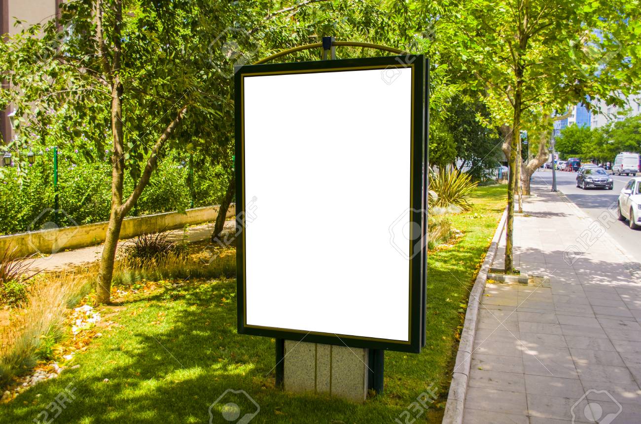 晴れた日に路上で空白の白看板 の写真素材 画像素材 Image