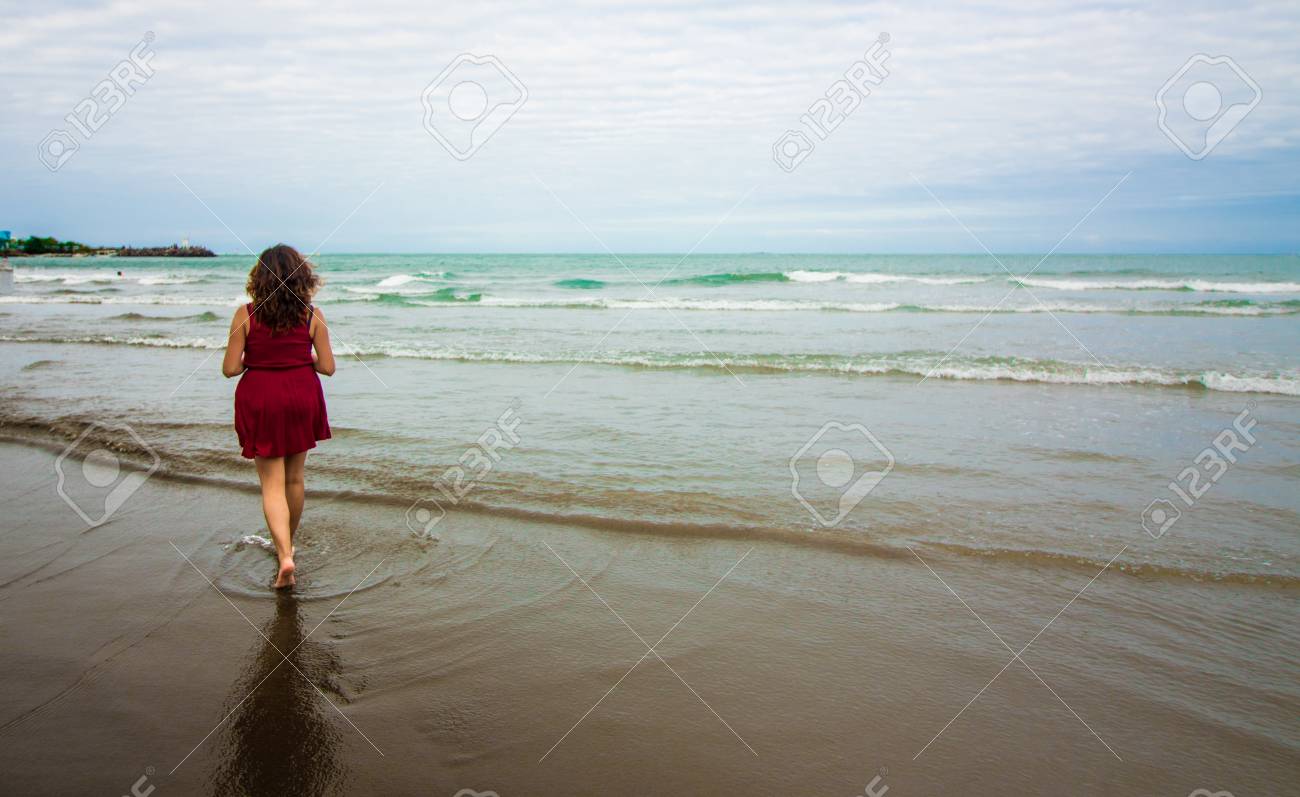 ビーチの上を歩く女性 若い女性は ベラクルスの港の砂浜の海岸の上を歩く彼女は暗い赤のワンピースを着ていると 彼女の髪は緩い の写真素材 画像素材 Image ビーチの上を歩く女性 若い女性は ベラクルスの港の砂浜の海岸の上を歩く彼女は暗い赤のワンピースを着ていると 彼女の髪は緩い の写真素材 画像素材 Image