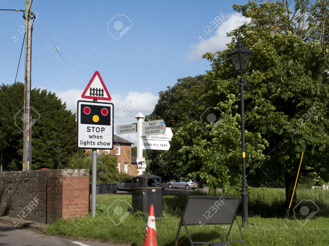 田舎の鉄道の踏切にアプローチする高度な警告のサイン の写真素材 画像素材 Image