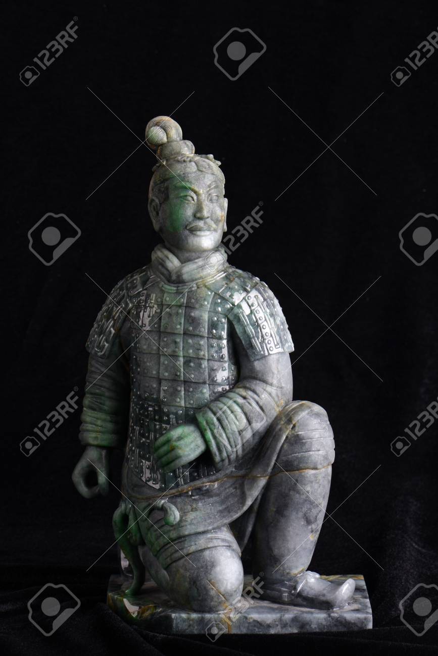 翡翠の観音像 蓮の花の彫刻 翡翠の観音像 蓮の花の彫刻