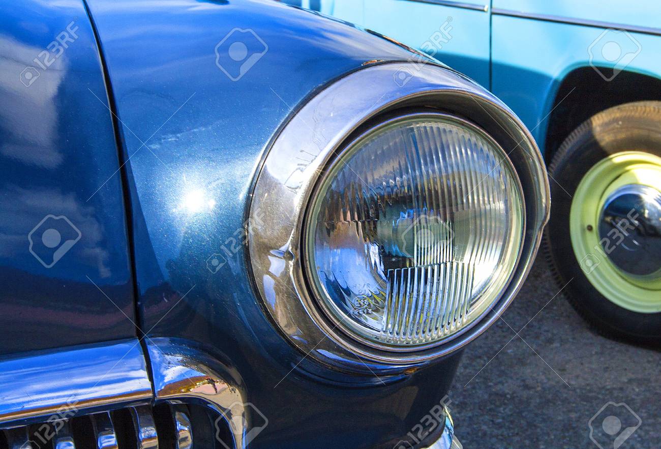 青いヴィンテージ車旧車祭 レトロな車のヘッドライトをクローズ アップ の写真素材 画像素材 Image
