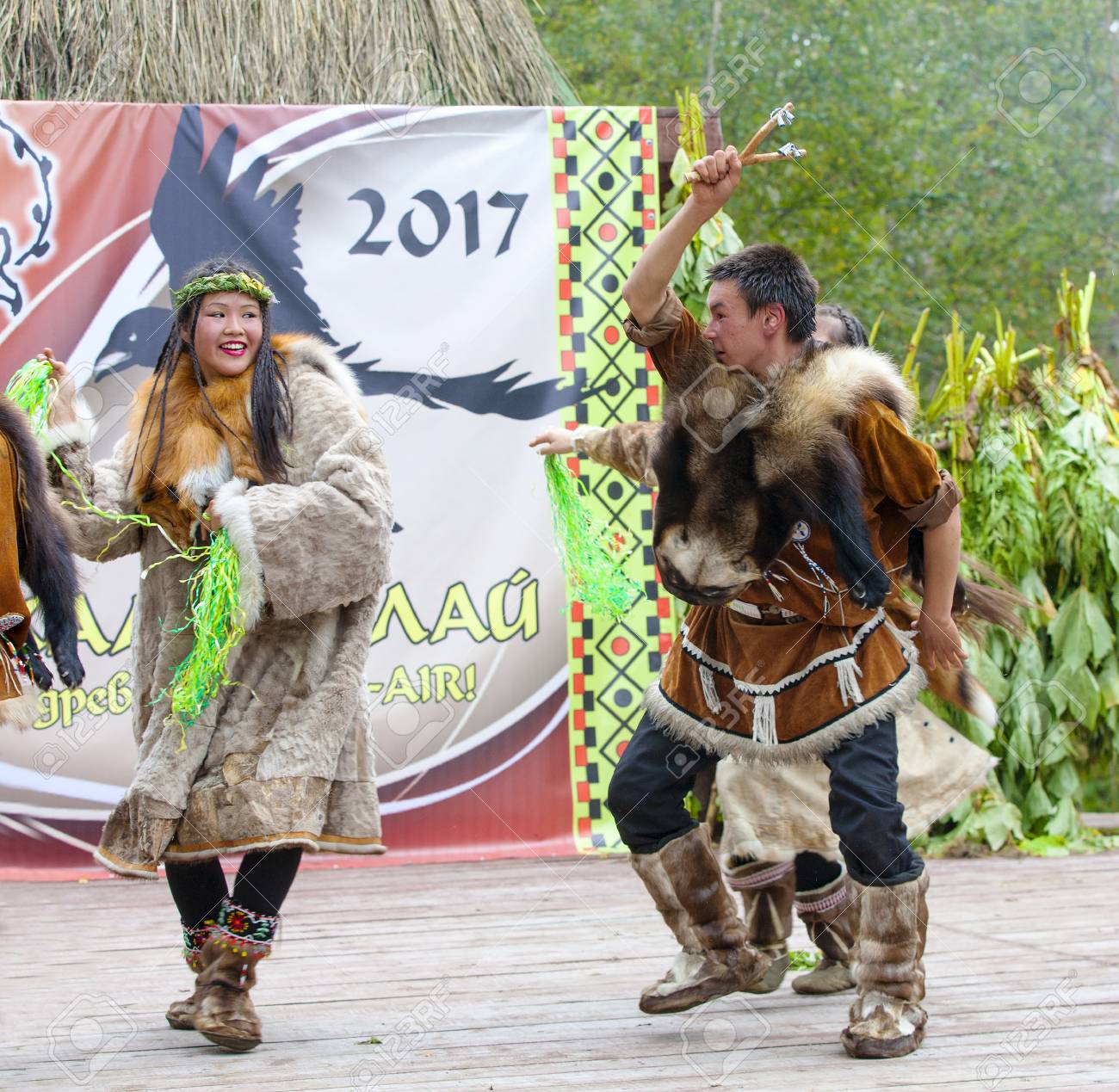 カムチャツカ ロシア 9 月 09 17 カムチャツカのアボリジニダンスマラソンで踊る カムチャツカ Alhalalay のアボリジニの饗宴 の写真素材 画像素材 Image
