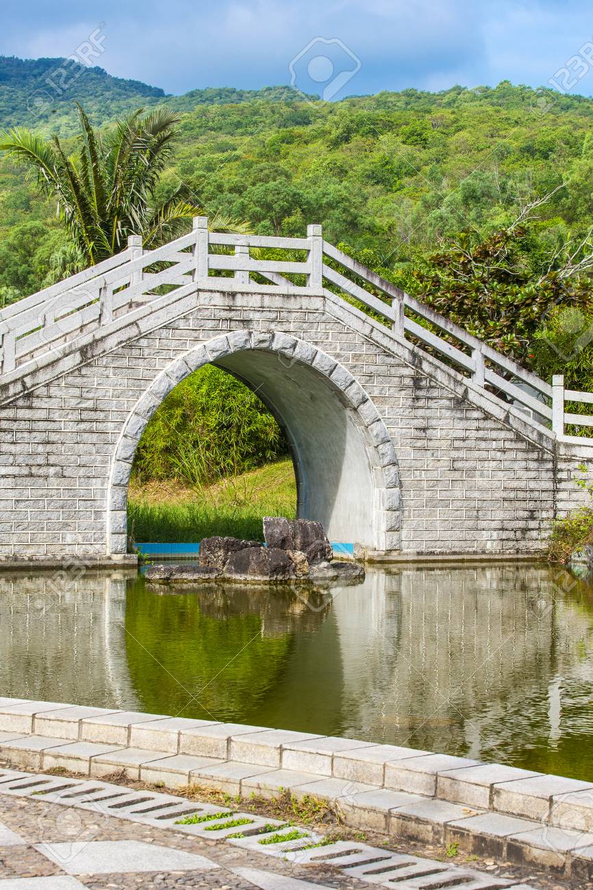 Die Brücke über Den Teich Im Chinesischen Garten Lizenzfreie Fotos ... Die Brücke über Den Teich Im Chinesischen Garten Lizenzfreie Fotos ...