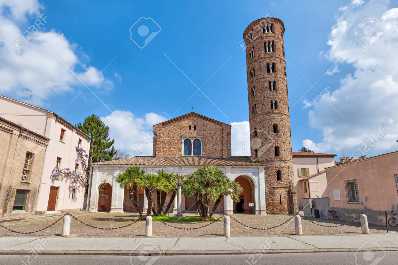 INTERIOR DE LA BASILICA DE SAN APOLINAR NUOVO - SIGLO VI. Location:  BASILICA DE SAN APOLINAR NUOVO, RAVENA, ITALIA Stock Photo - Alamy