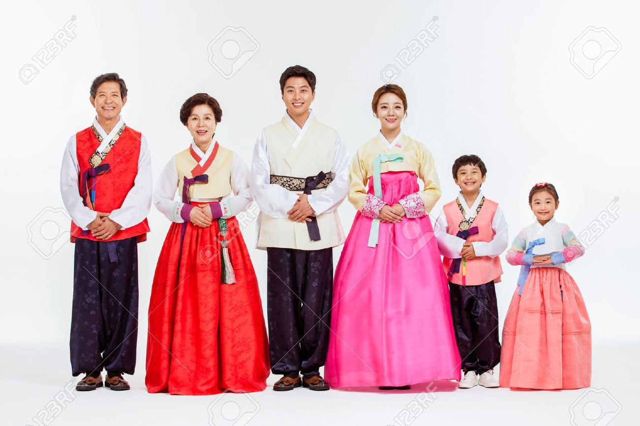 韓服 韓国伝統服でアジアの 3 世代家族の肖像 の写真素材 画像素材 Image